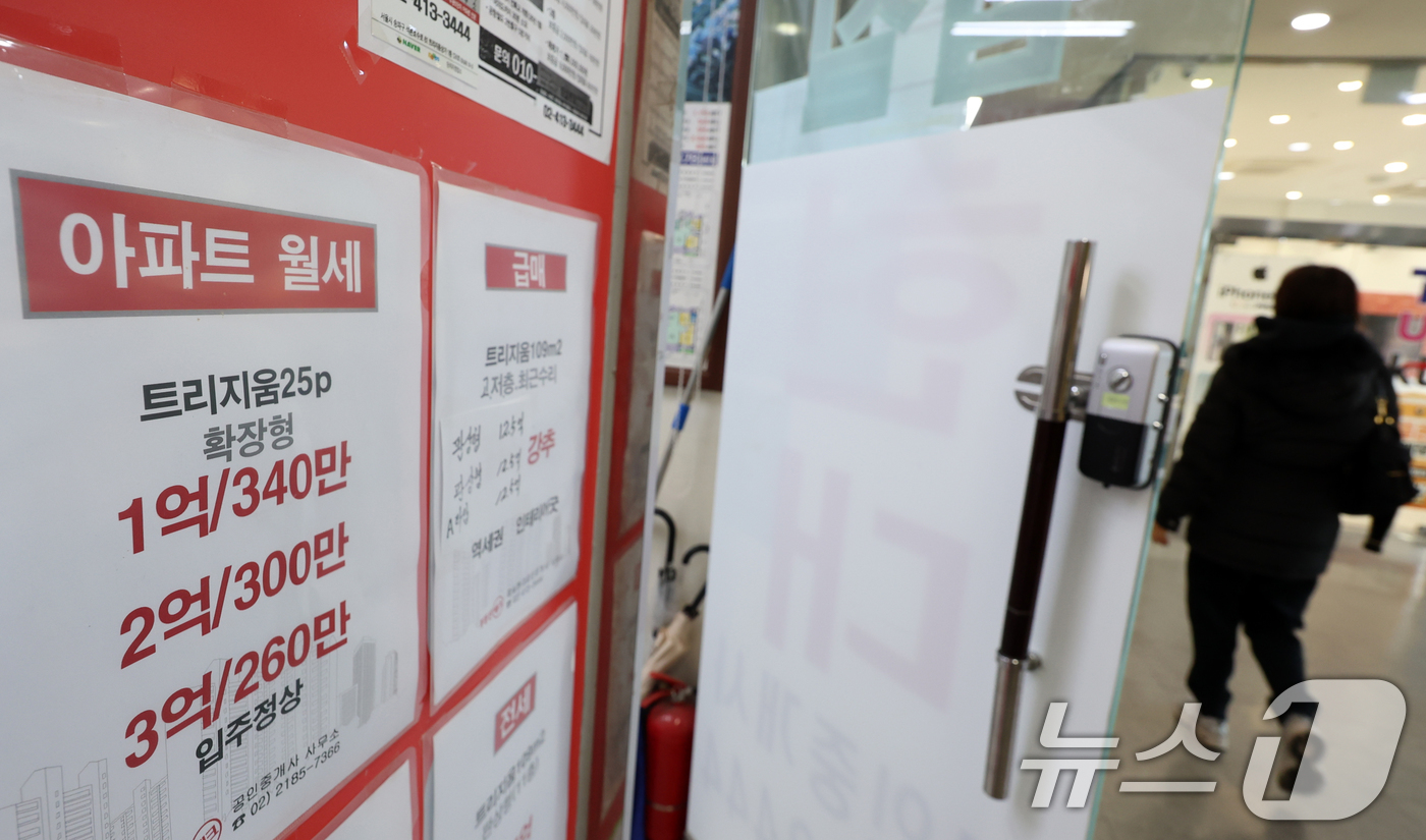 (서울=뉴스1) 김명섭 기자 = 지난해 전세에서 월세로 전환해 임대차 계약을 체결한 건수가 5년 내 최대치를 기록했다. 5일 국토교통부 실거래가에 따르면 지난해 서울 아파트 전월세 …