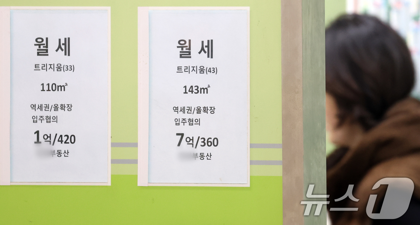 (서울=뉴스1) 김명섭 기자 = 지난해 전세에서 월세로 전환해 임대차 계약을 체결한 건수가 5년 내 최대치를 기록했다. 5일 국토교통부 실거래가에 따르면 지난해 서울 아파트 전월세 …