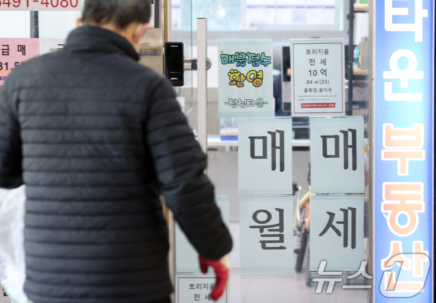 (서울=뉴스1) 김명섭 기자 = 지난해 전세에서 월세로 전환해 임대차 계약을 체결한 건수가 5년 내 최대치를 기록했다. 5일 국토교통부 실거래가에 따르면 지난해 서울 아파트 전월세 …