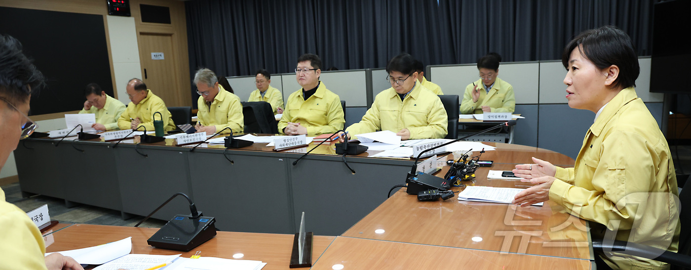 (세종=뉴스1) 김기남 기자 = 송미령 농림축산식품부 장관이 5일 세종시 정부세종청사 농림축산식품부 상황실에서 열린 고병원성 AI 중앙사고수습본부 회의를 주재하며 조류인플루엔자 발 …