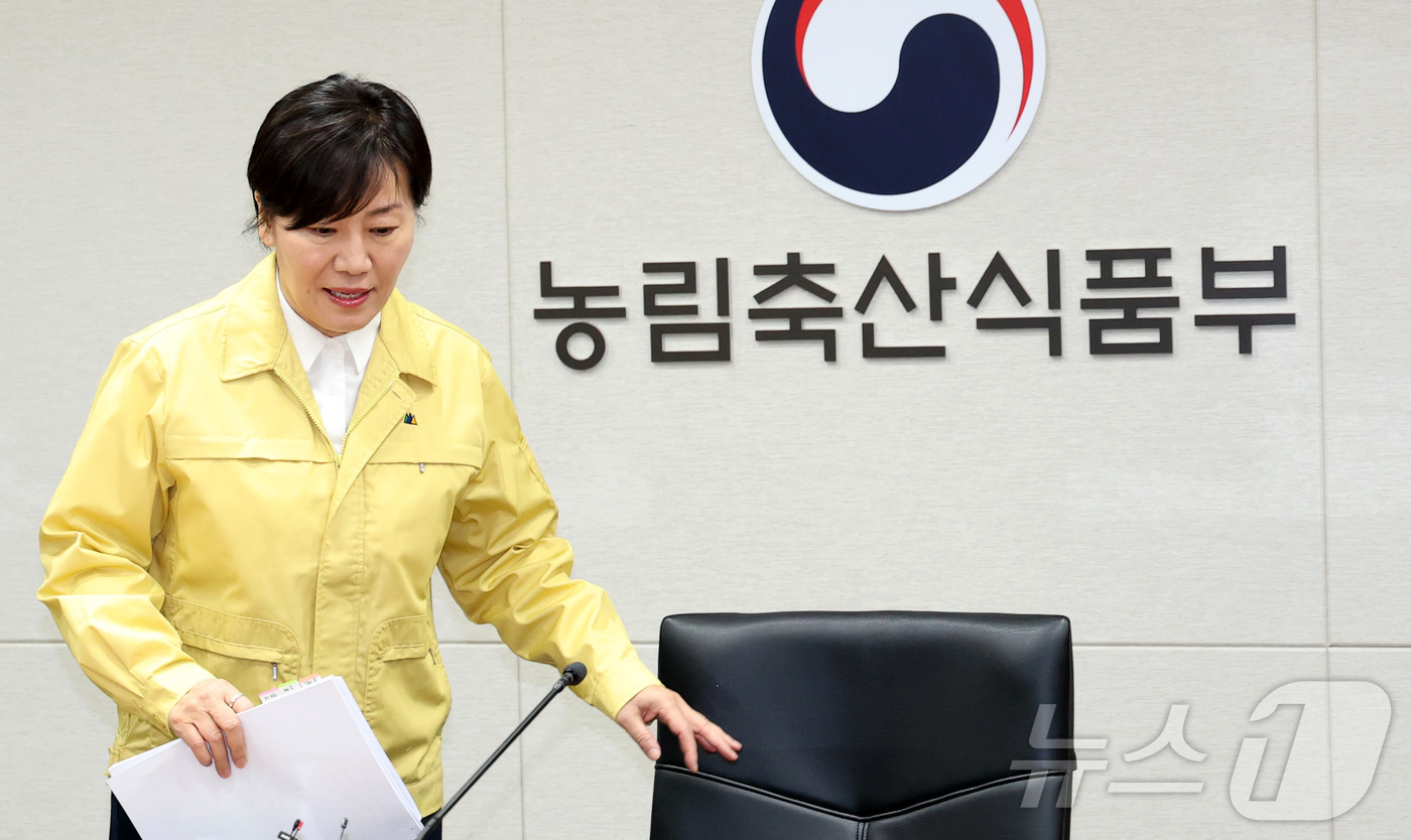 (세종=뉴스1) 김기남 기자 = 송미령 농림축산식품부 장관이 5일 세종시 정부세종청사 농림축산식품부 상황실에서 열린 고병원성 AI 중앙사고수습본부 회의에 입장하고 있다.