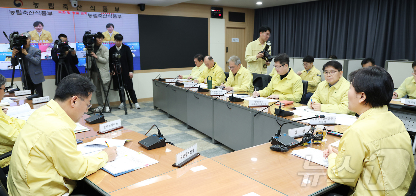 (세종=뉴스1) 김기남 기자 = 송미령 농림축산식품부 장관이 5일 세종시 정부세종청사 농림축산식품부 상황실에서 열린 고병원성 AI 중앙사고수습본부 회의를 주재하며 조류인플루엔자 발 …