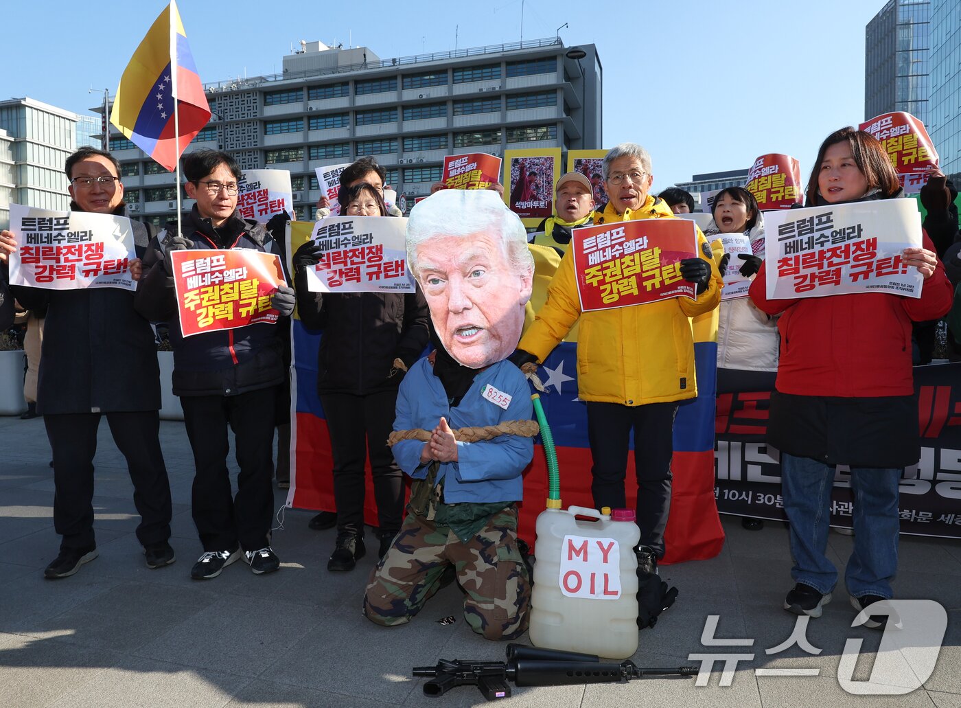 본문 이미지 - 트럼프 미국 대통령 가면을 쓴 참가자가 5일 서울 종로구 주한미국대사관 앞에서 트럼프 1년 규탄 국제민중공동행동 조직위원회 주최로 열린 ‘트럼프 베네수엘라 침공 규탄 국제민중행동 긴급 기자회견'에서 죄수복을 입고 결박당한 채 무릎을 꿇는 퍼포먼스를 하고 있다. 2026.1.5/뉴스1 ⓒ News1 안은나 기자