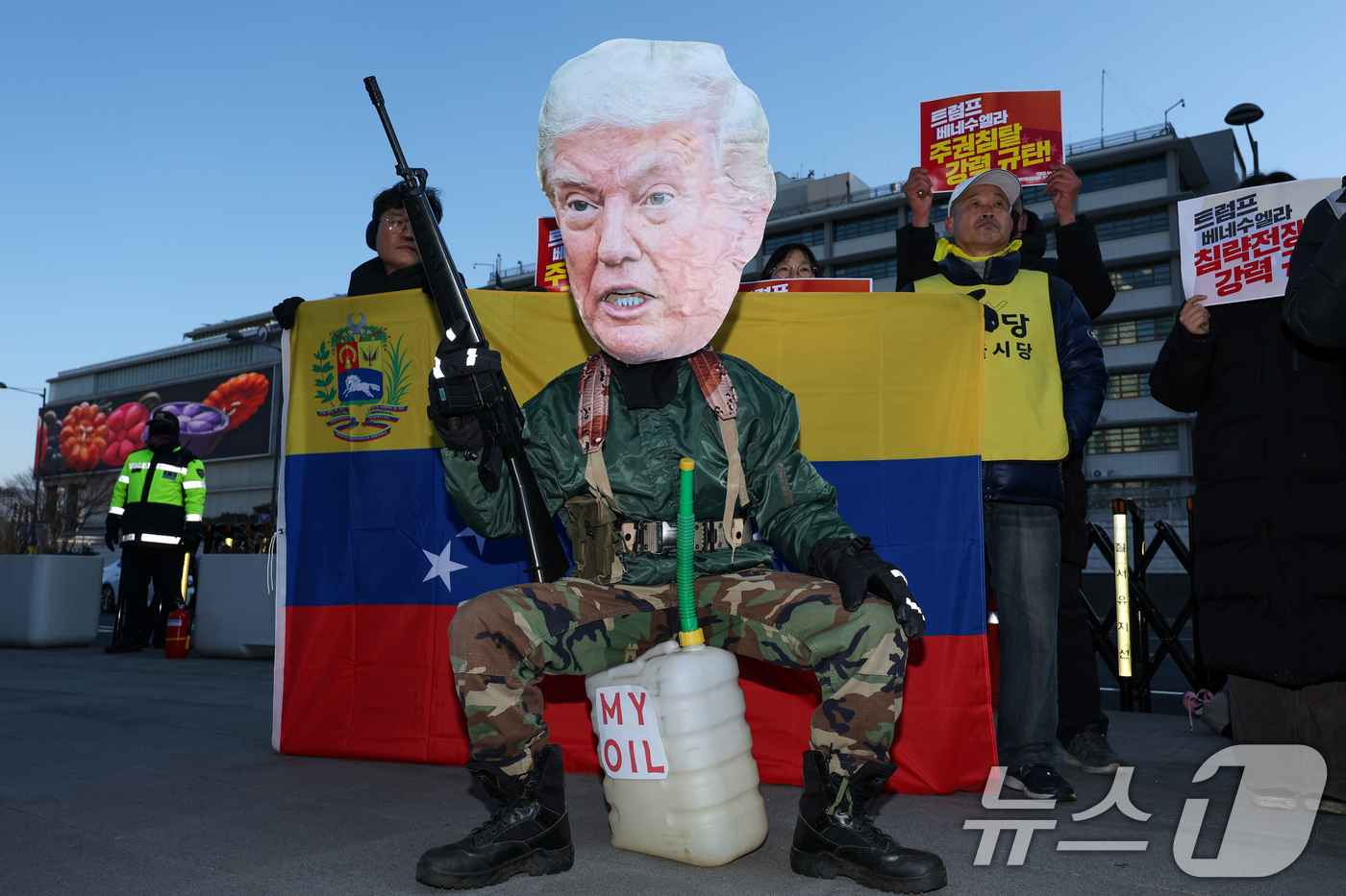 (서울=뉴스1) 안은나 기자 = 트럼프 미국 대통령 가면을 쓴 참가자가 5일 서울 종로구 주한미국대사관 앞에서 트럼프 1년 규탄 국제민중공동행동 조직위원회 주최로 열린 ‘트럼프 베 …