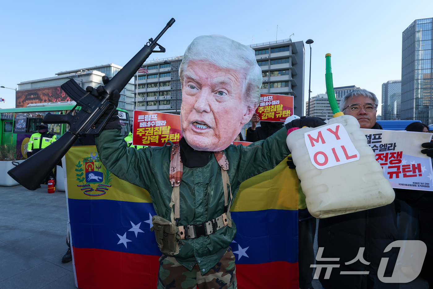 (서울=뉴스1) 안은나 기자 = 트럼프 미국 대통령 가면을 쓴 참가자가 5일 서울 종로구 주한미국대사관 앞에서 트럼프 1년 규탄 국제민중공동행동 조직위원회 주최로 열린 ‘트럼프 베 …