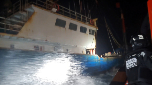 목포해경, 아귀 등 300㎏ 무허가 조업한 중국어선 2척 나포