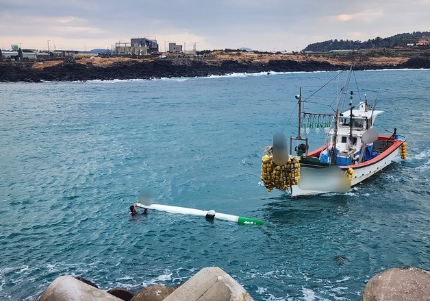 제주 앞바다서 카약 전복 사고…1명 구조 완료