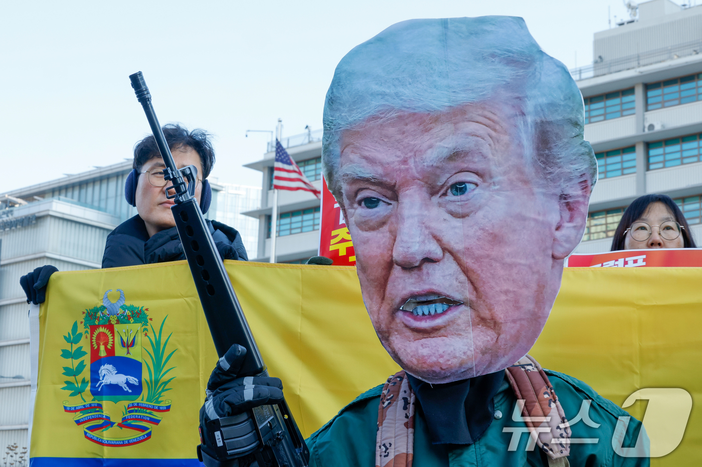 (서울=뉴스1) 안은나 기자 = 트럼프 미국 대통령 가면을 쓴 참가자가 5일 서울 종로구 주한미국대사관 앞에서 트럼프 1년 규탄 국제민중공동행동 조직위원회 주최로 열린 ‘트럼프 베 …