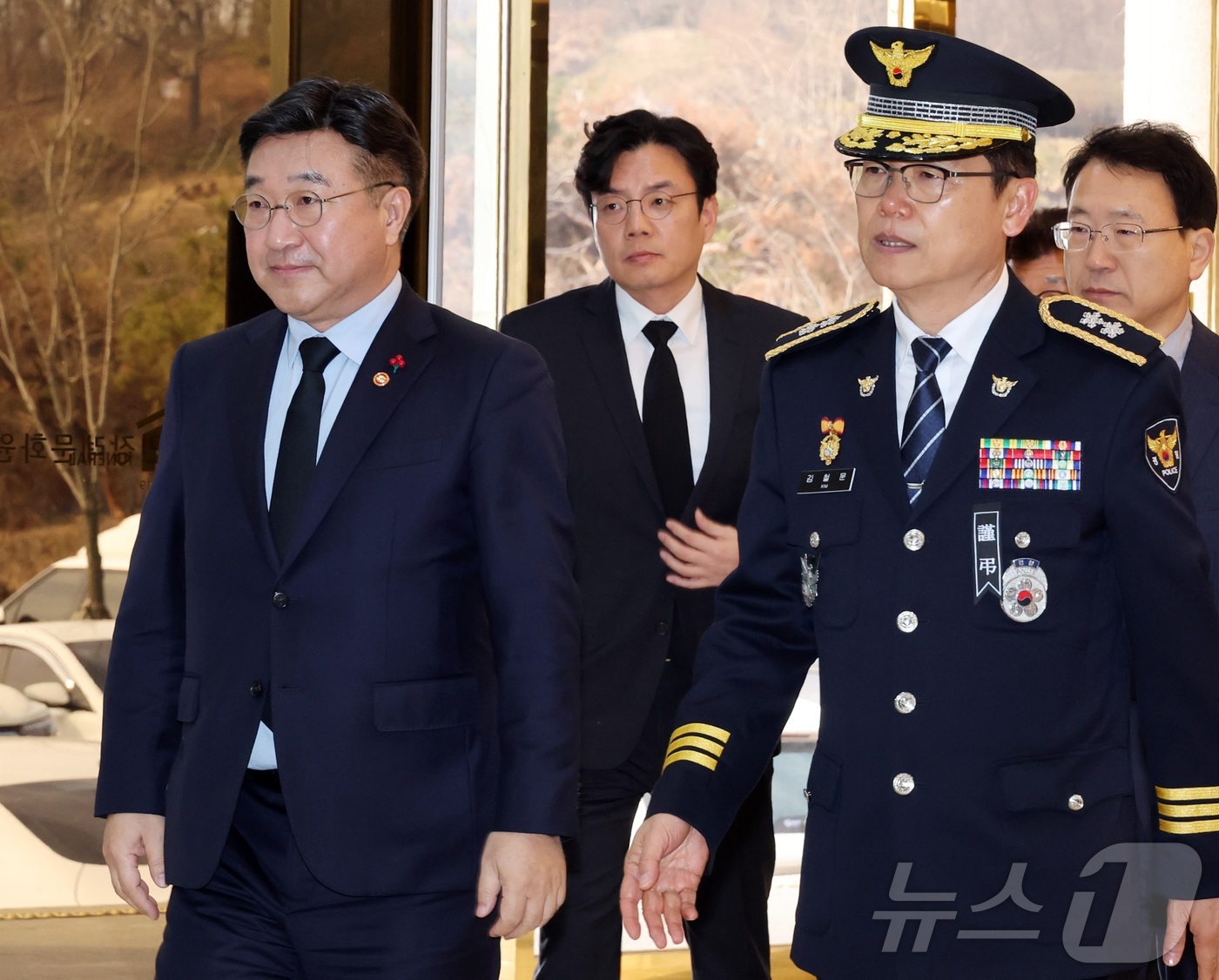 (전북=뉴스1) 유경석 기자 = 윤호중 행정안전부 장관(왼쪽)이 5일 전북 전주시 시민장례문화원에 마련된 고(故) 이승철 경감 빈소를 찾아 조문을 위해 장내로 들어서고 있다. (전 …