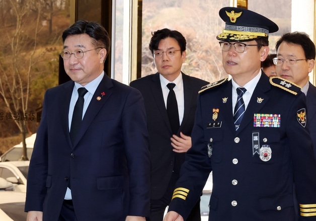 윤호중 행안부 장관, 고(故) 이승철 경감 빈소 조문