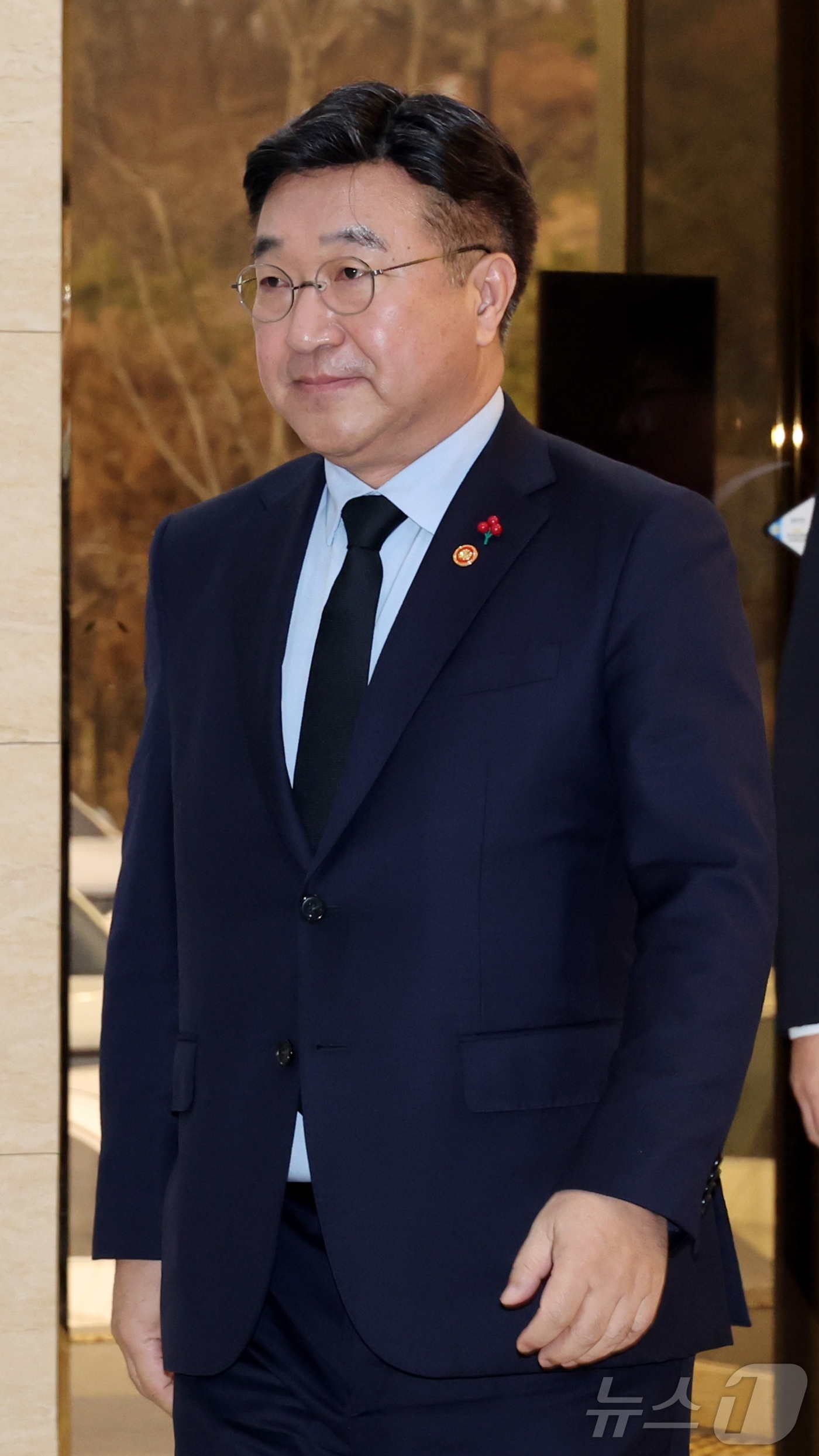 (전북=뉴스1) 유경석 기자 = 윤호중 행정안전부 장관이 5일 전북 전주시 시민장례문화원에 마련된 고(故) 이승철 경감 빈소 조문을 위해 장내로 들어서고 있다. (전북사진기자단) …