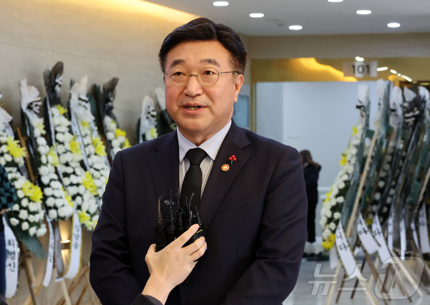 (전북=뉴스1) 유경석 기자 = 윤호중 행정안전부 장관이 5일 전북 전주시 시민장례문화원에 마련된 고(故) 이승철 경감 빈소 조문을 마치고 취재진의 질의에 답변을 하고 있다. (전 …