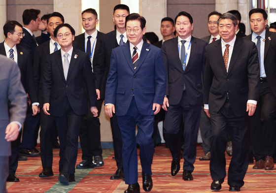 李대통령 "한중 교역 3천억불서 정체…새로운 항로·시장 개척 필요"