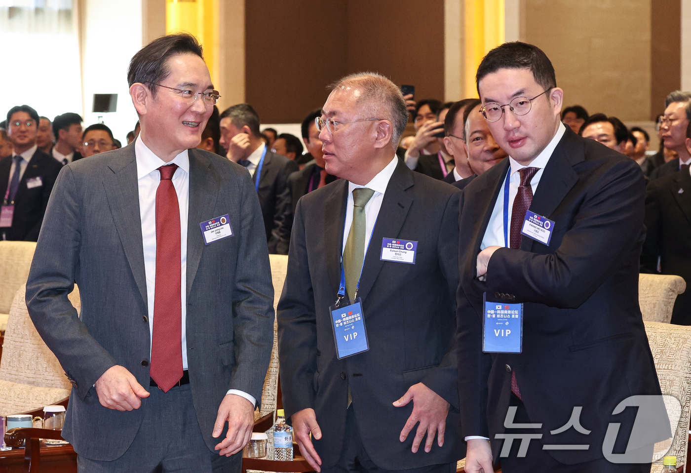 (베이징(중국)=뉴스1) 허경 기자 = 이재용 삼성전자 회장과 정의선 현대차그룹 회장, 구광모 LG그룹 회장이 5일 베이징 조어대에서 열린 비즈니스 포럼을 마친 후 대화하고 있다. …