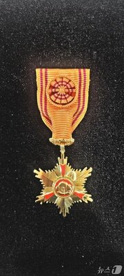 본문 이미지 - 고 이승철 경정에 추서된 녹조근정훈장(전북경찰청 제공. 재판매 및 DB 금지)