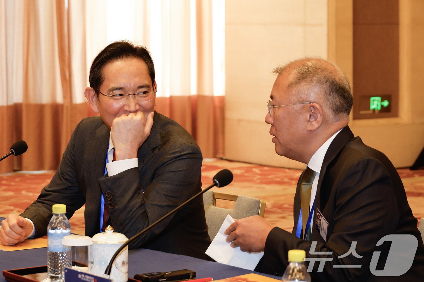 본문 이미지 - 이재용 삼성전자 회장이 5일 중국 베이징 조어대에서 열린 한중 비즈니스포럼에 참석해 정의선 현대차그룹 회장과 대화하고 있다. 2026.1.5/뉴스1 ⓒ News1 허경 기자