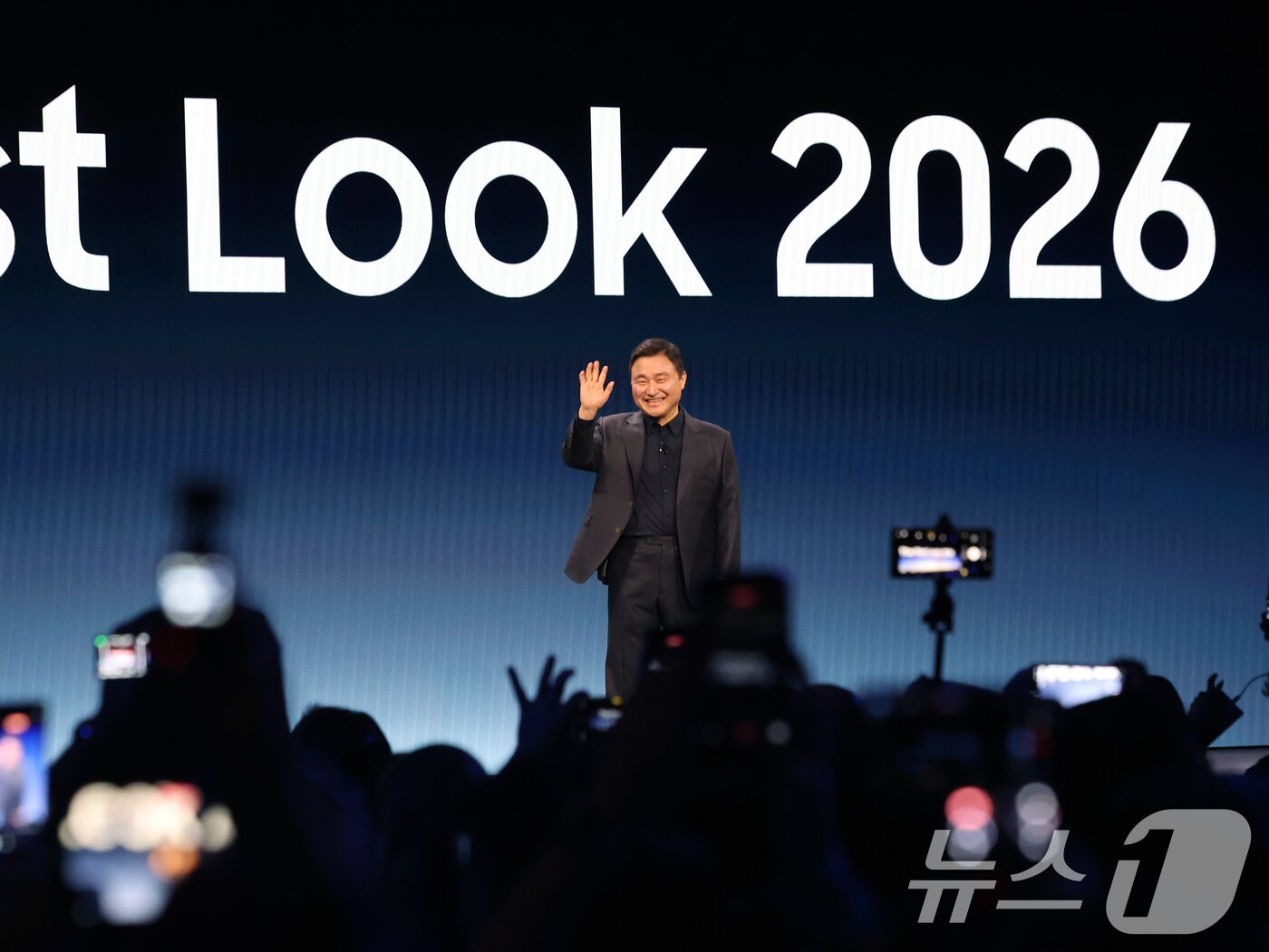 본문 이미지 - 노태문 삼성전자 대표이사 사장이 4일(현지시간) 미국 라스베이거스 윈 호텔에서 열린 CES 2026 '더 퍼스트룩' 프레스 컨퍼런스에서 연설을 위해 입장해 인사하고 있다. 2026.1.5/뉴스1 ⓒ News1 황기선 기자