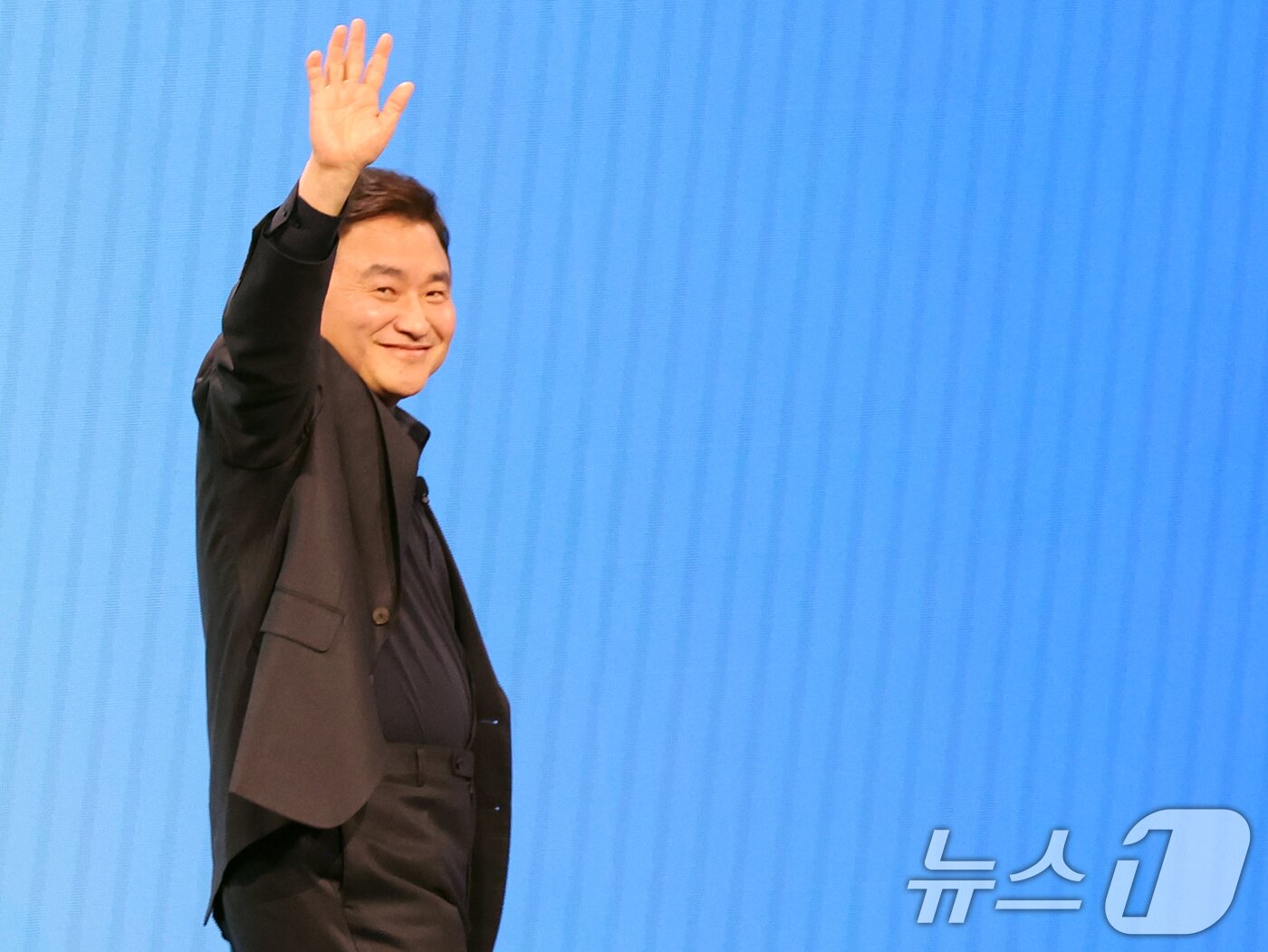 본문 이미지 - 노태문 삼성전자 대표이사 사장이 4일(현지시간) 미국 라스베이거스 윈 호텔에서 열린 CES 2026 '더 퍼스트룩' 프레스 컨퍼런스에서 연설을 위해 입장하고 있다. 2026.1.5/뉴스1 ⓒ News1 황기선 기자