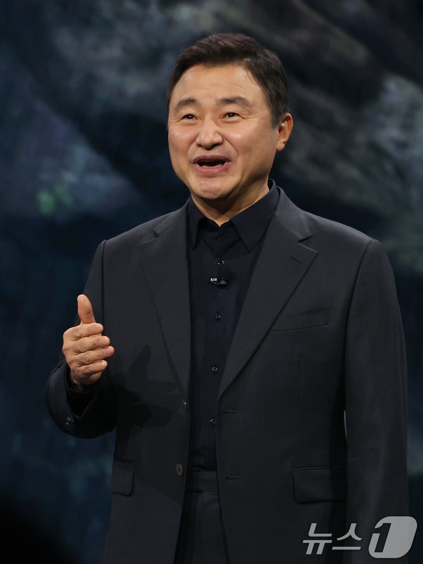 본문 이미지 - 노태문 삼성전자 대표이사 사장이 4일(현지시간) 미국 라스베이거스 윈 호텔에서 열린 CES 2026 '더 퍼스트룩' 프레스 컨퍼런스에서 연설을 하고 있다. 2026.1.5/뉴스1 ⓒ News1 황기선 기자
