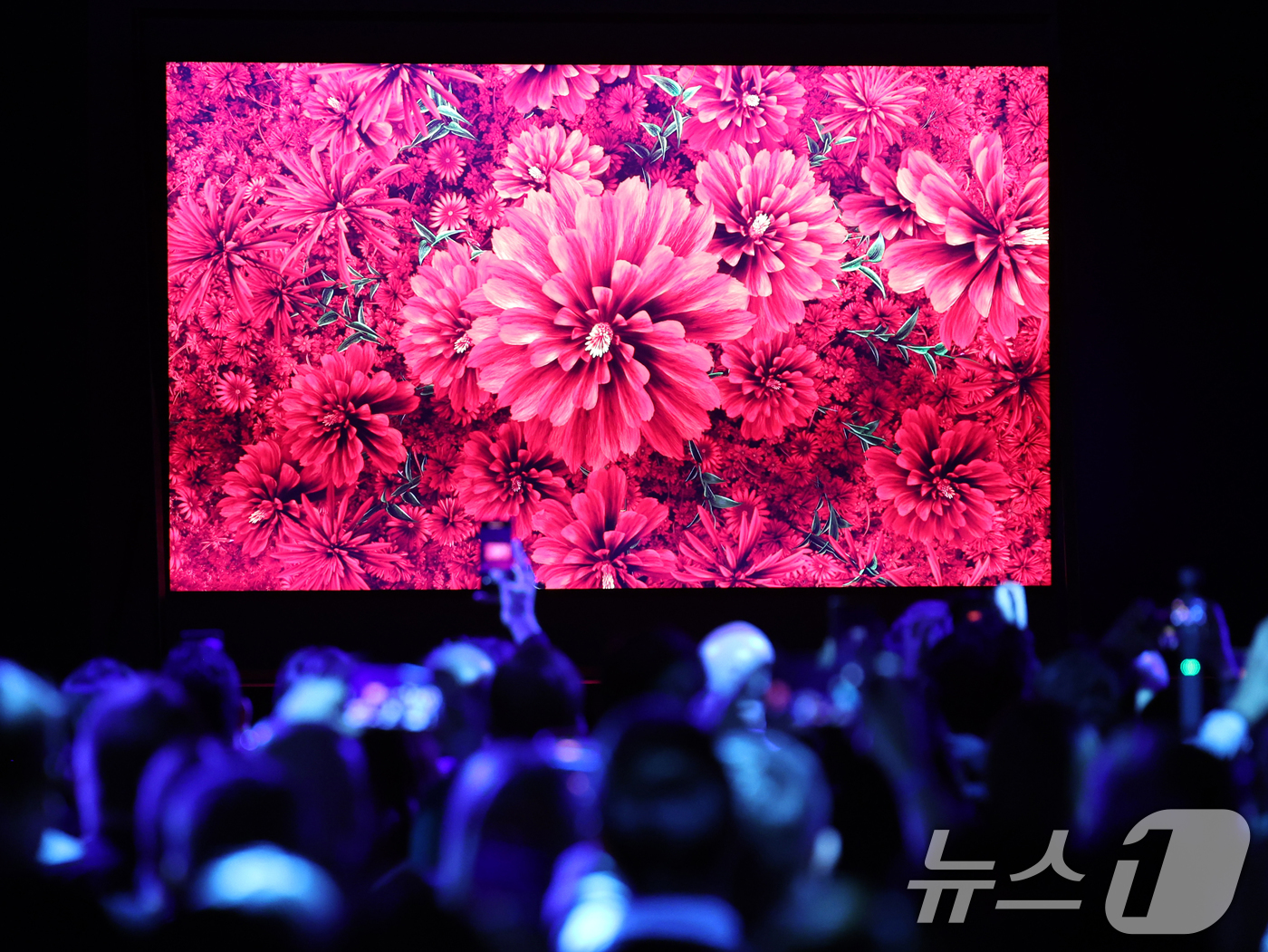 (라스베이거스(미국)=뉴스1) 황기선 기자 = 4일(현지시간) 미국 라스베이거스 윈 호텔에서 열린 CES 2026 '더 퍼스트룩' 프레스 컨퍼런스에서 삼성전자 '130형 마이크로 …