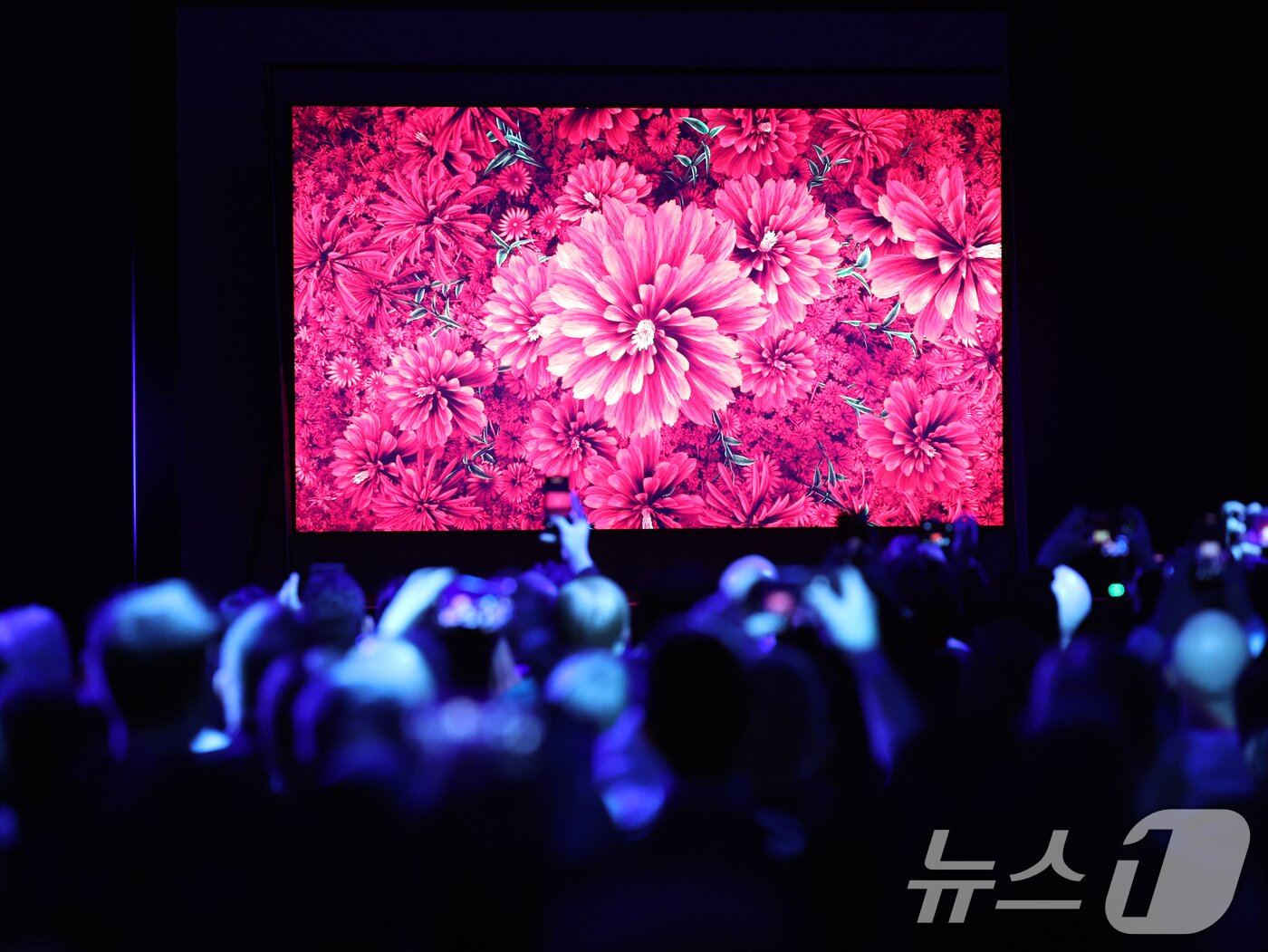본문 이미지 - 4일(현지시간) 미국 라스베이거스 윈 호텔에서 열린 CES 2026 '더 퍼스트룩' 프레스 컨퍼런스에서 삼성전자 '130형 마이크로 RGB TV'가 공개되고 있다. 2026.1.5/뉴스1 ⓒ News1 황기선 기자