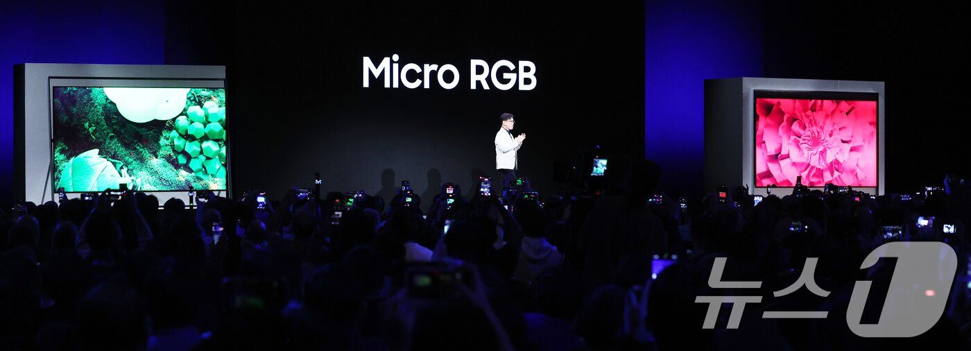 본문 이미지 - 용석우 삼성전자 영상디스플레이사업부장 사장이 4일(현지시간) 미국 라스베이거스 윈호텔에서 열린 CES 2026 '더 퍼스트룩' 프레스 컨퍼런스에서 삼성전자 '130형 마이크로 RGB TV'가 공개하고 있다. ⓒ News1 황기선 기자
