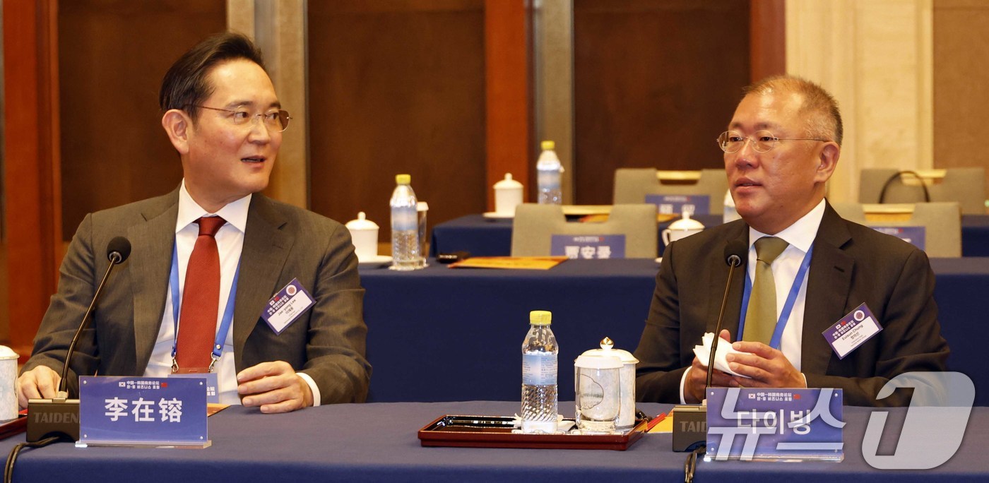 (베이징(중국)=뉴스1) 허경 기자 = 이재용 삼성전자 회장과 정의선 현대차그룹 회장이  5일 중국 베이징 조어대에서 열린 한중 비즈니스포럼에서 대화하고 있다.  2026.1.5/ …