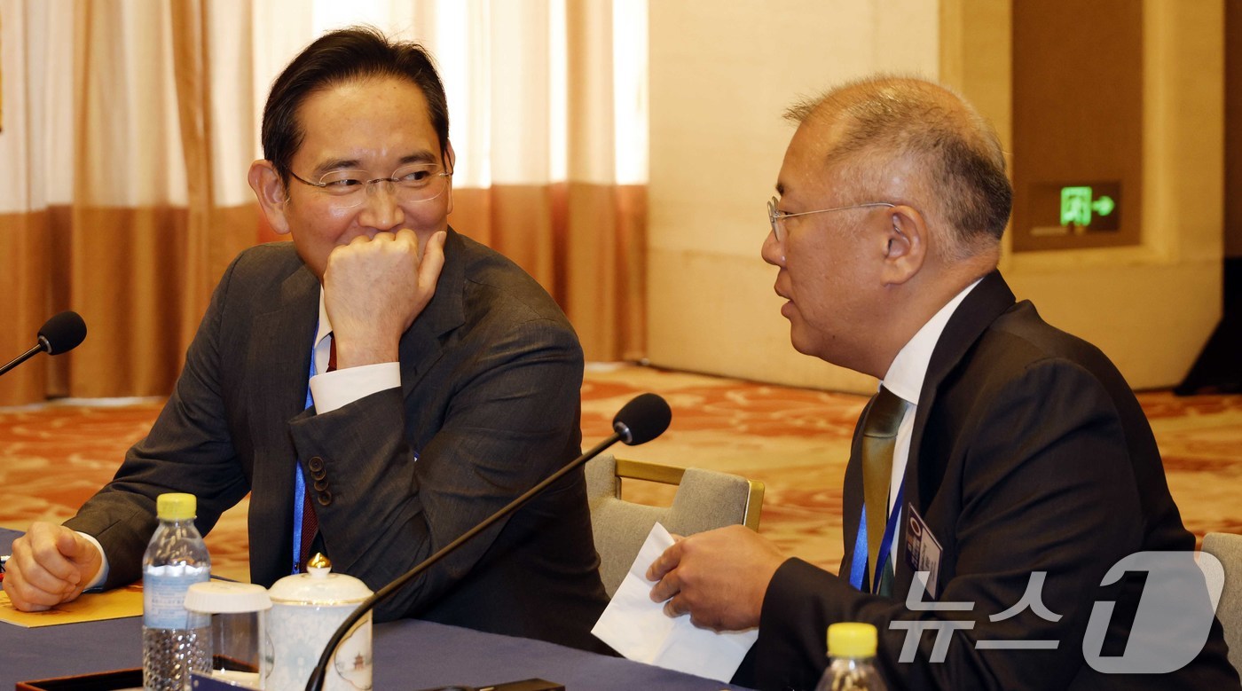 (베이징(중국)=뉴스1) 허경 기자 = 이재용 삼성전자 회장과 정의선 현대차그룹 회장이  5일 중국 베이징 조어대에서 열린 한중 비즈니스포럼에서 대화하고 있다.  2026.1.5/ …