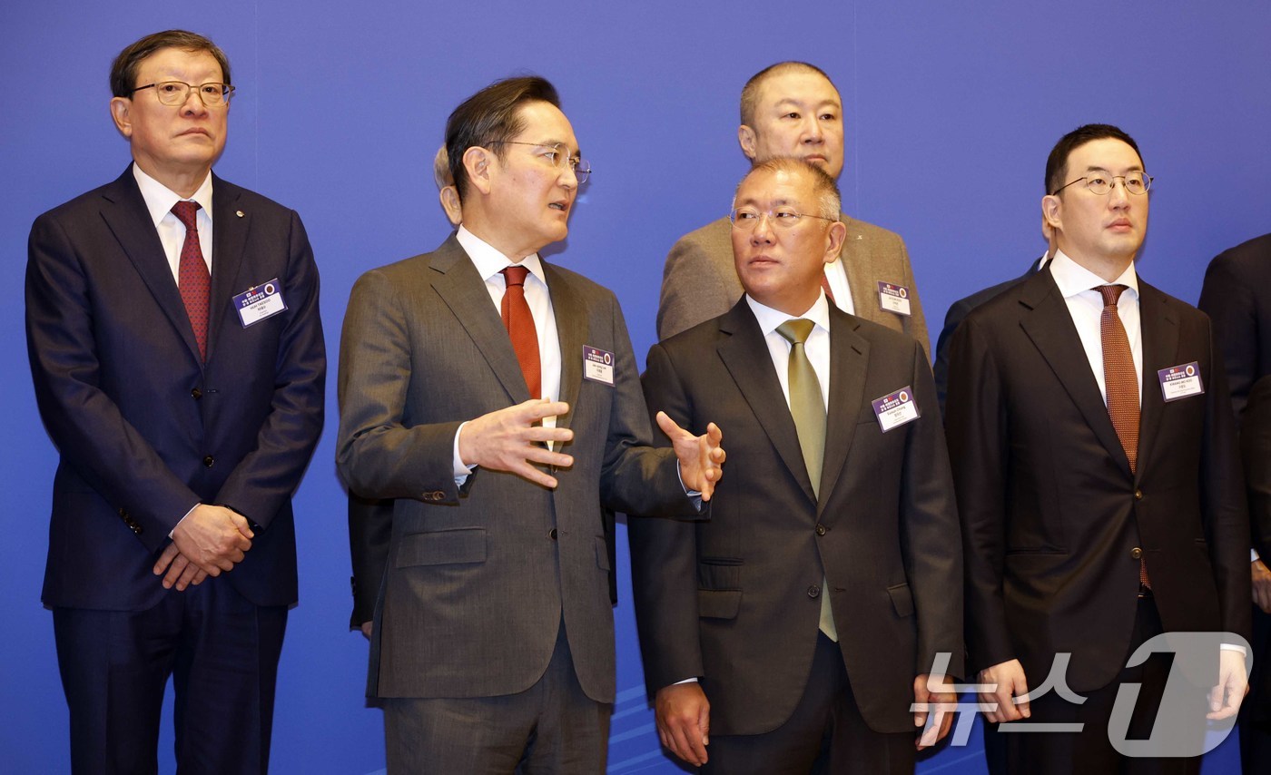 (베이징(중국)=뉴스1) 허경 기자 = 이재용 삼성전자 회장과 정의선 현대차그룹 회장이  5일 중국 베이징 조어대에서 열린 한중 비즈니스포럼에서 대화하고 있다. 2026.1.5/뉴 …