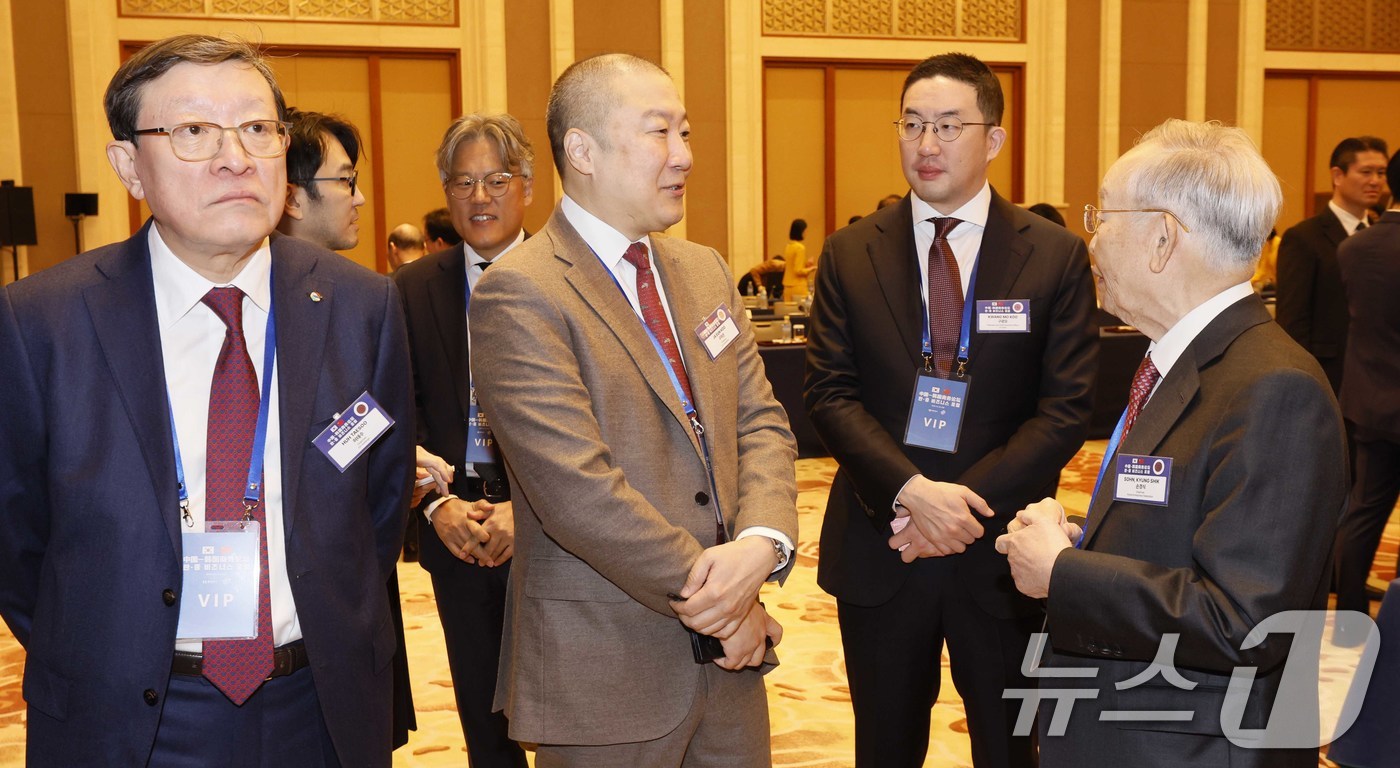 (베이징(중국)=뉴스1) 허경 기자 = 구광모 LG그룹 회장과 구자은 LS그룹 회장, 손경식 CJ 회장이 5일 중국 베이징 조어대에서 열린 한중 비즈니스포럼에서 대화하고 있다. …