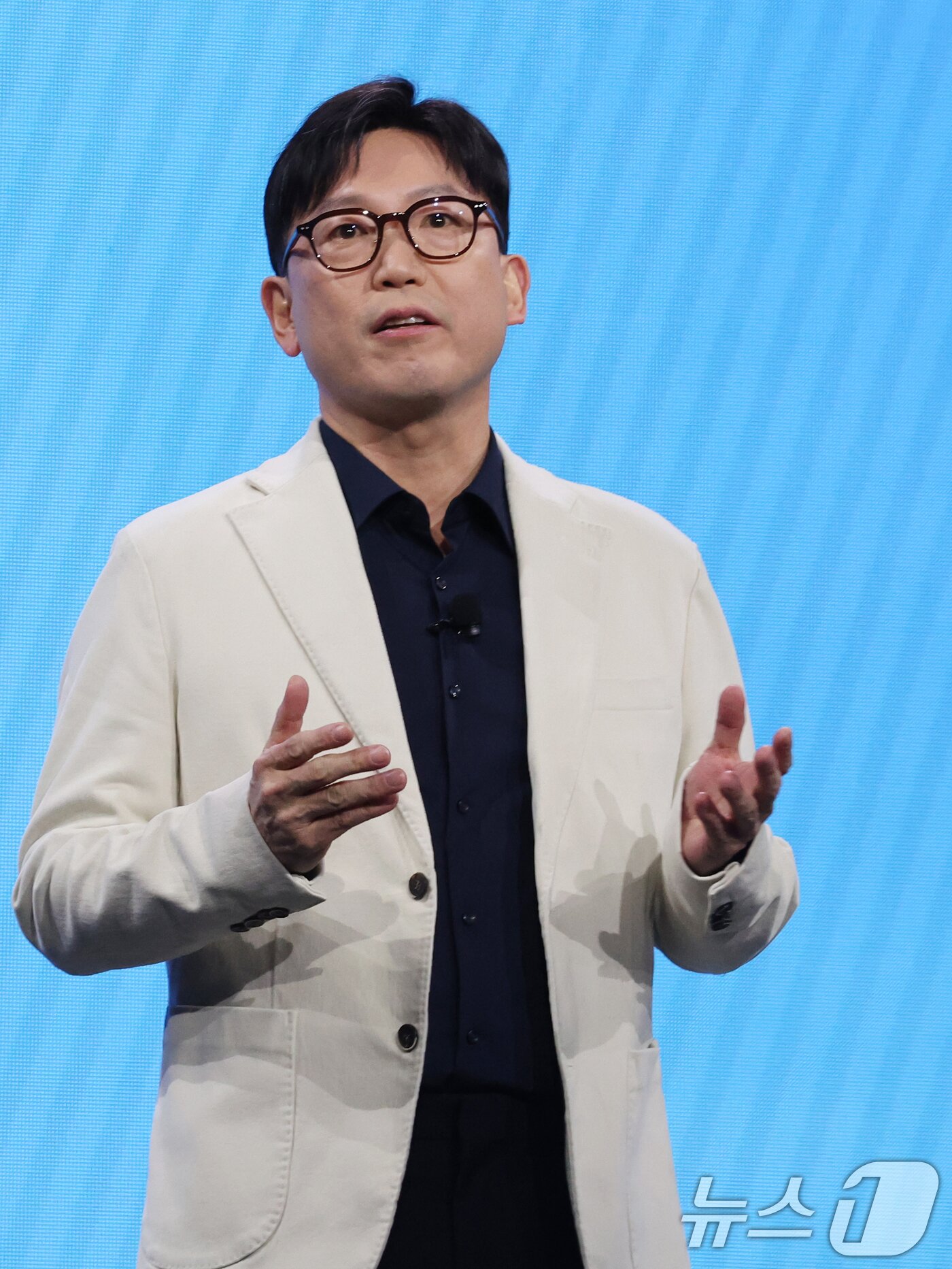 본문 이미지 - 용석우 삼성전자 영상디스플레이사업부장 사장이 4일(현지시간) 미국 라스베이거스 윈호텔에서 열린 CES 2026 '더 퍼스트룩' 프레스 콘퍼런스에서 삼성전자 '130형 마이크로 RGB TV'가 공개하고 있다. ⓒ News1 황기선 기자