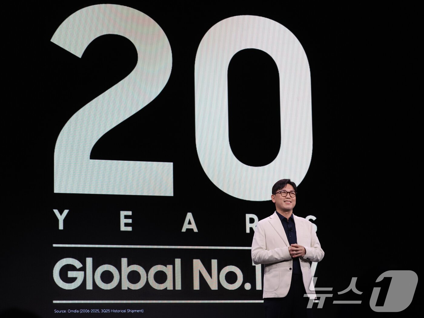 본문 이미지 - 용석우 삼성전자 영상디스플레이사업부장 사장이 4일(현지시간) 미국 라스베이거스 윈호텔에서 열린 CES 2026 '더 퍼스트룩' 프레스 컨퍼런스에서 삼성전자 '130형 마이크로 RGB TV'가 공개하고 있다. 2026.1.5/뉴스1 ⓒ News1 황기선 기자