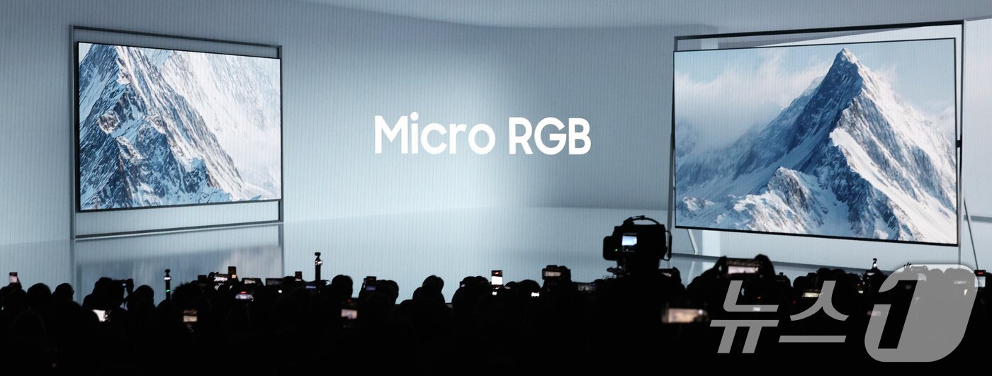 본문 이미지 - 4일(현지시간) 미국 라스베이거스 윈 호텔에서 열린 CES 2026 '더 퍼스트룩' 프레스 컨퍼런스에서 삼성전자 '130형 마이크로 RGB TV'가 공개되고 있다. 2026.1.5/뉴스1 ⓒ News1 황기선 기자