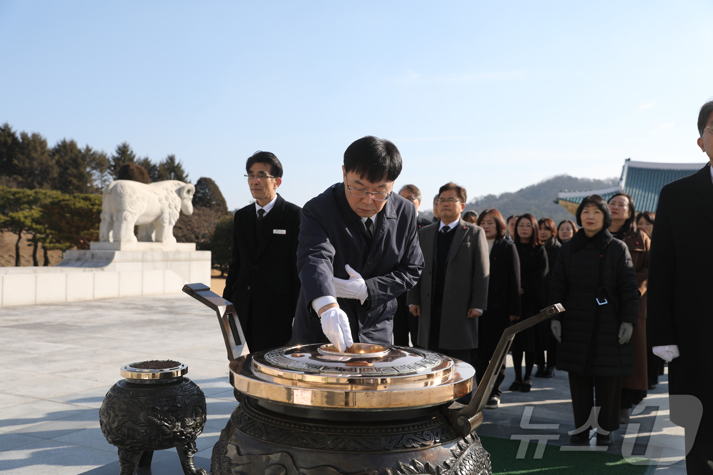 (서울=뉴스1) = 안형준 국가데이터처장이 2026년 새해를 맞아 5일 대전 유성구 국립대전현충원을 방문해 분향하고 있다. (국가데이터처 제공. 재판매 및 DB 금지) 2026.1 …