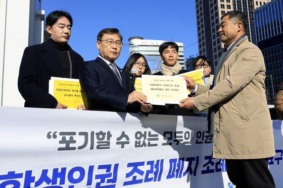 정근식 교육감, 학생인권 조례 폐지 조례안 재의 요구안 전달