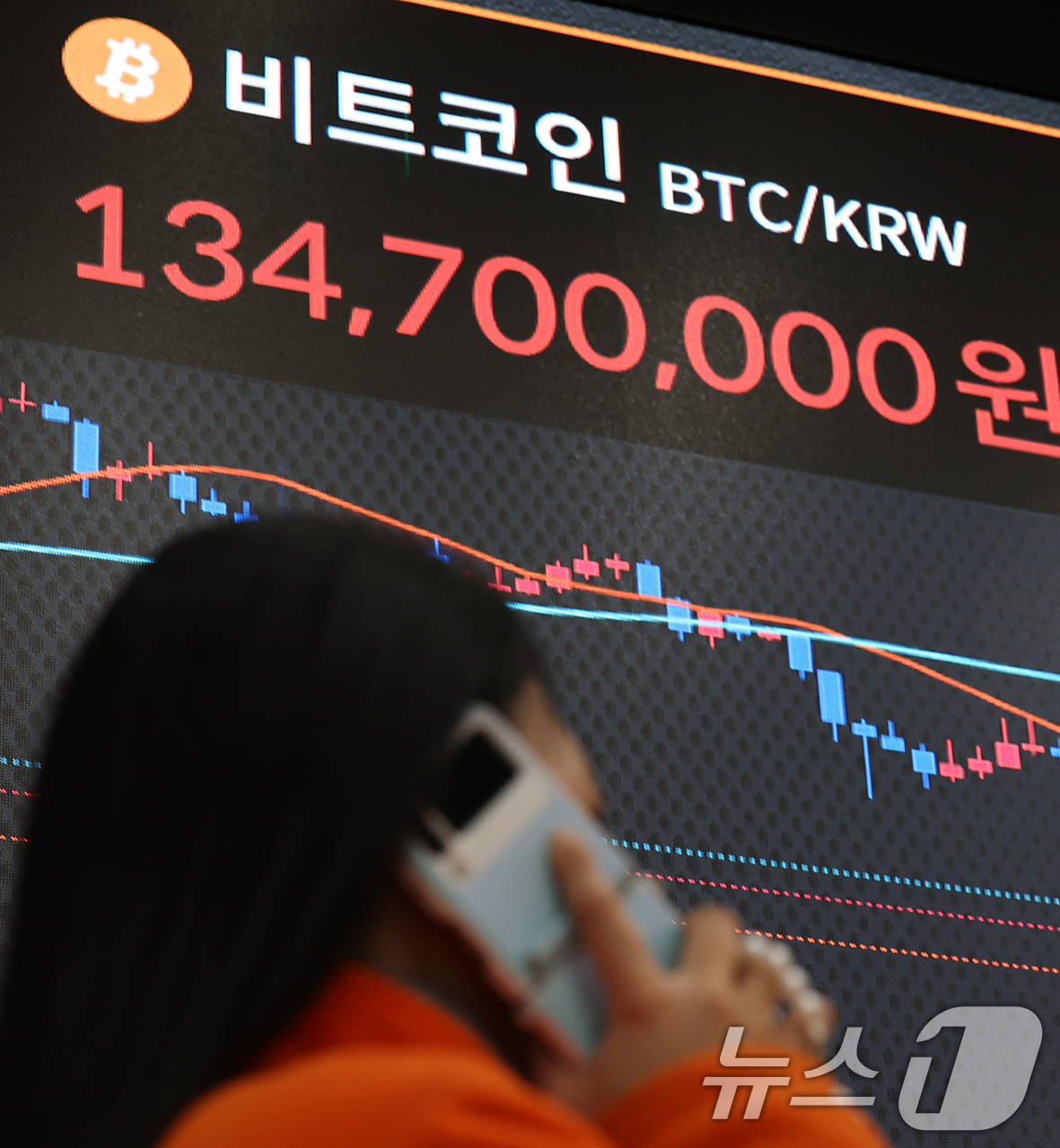 (서울=뉴스1) 오대일 기자 = 베네수엘라 사태에도 암호화폐(가상화폐)가 일제히 상승한 5일 오후 서울 서초구 빗썸라운지 강남본점 전광판에 비트코인 거래 가격이 표시되고 있다. 5 …