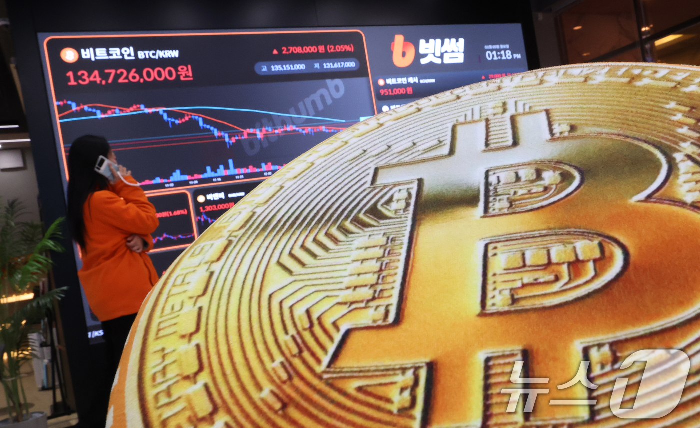 (서울=뉴스1) 오대일 기자 = 베네수엘라 사태에도 암호화폐(가상화폐)가 일제히 상승한 5일 오후 서울 서초구 빗썸라운지 강남본점 전광판에 비트코인 거래 가격이 표시되고 있다. 5 …