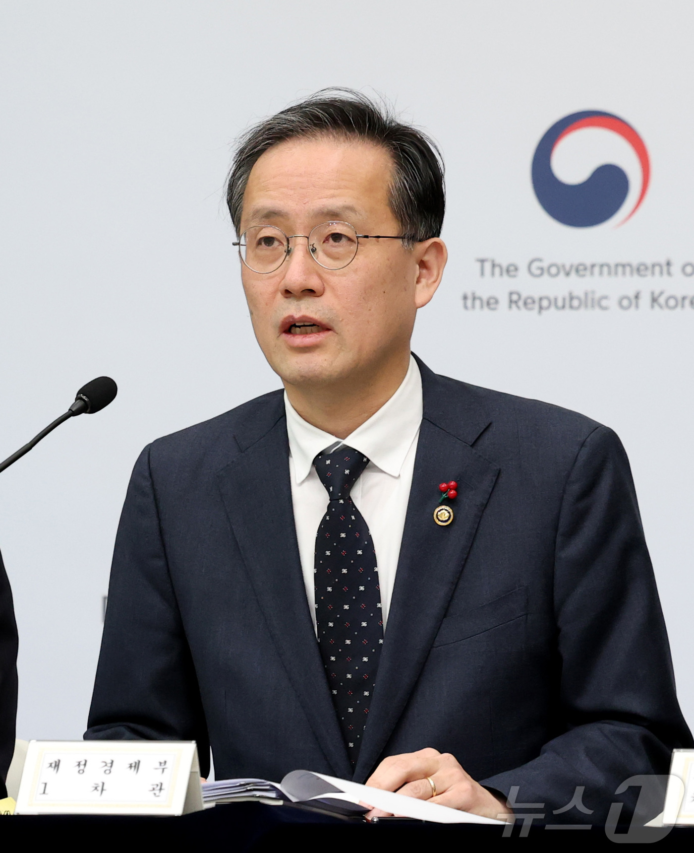 (세종=뉴스1) 김기남 기자 = 이형일 재정경제부 1차관이 지난 5일 세종시 정부세종청사 중앙동에서 관련부처와 함께  2026년 경제성장전략 내용을 발표하고 있다. 2026.1.9 …