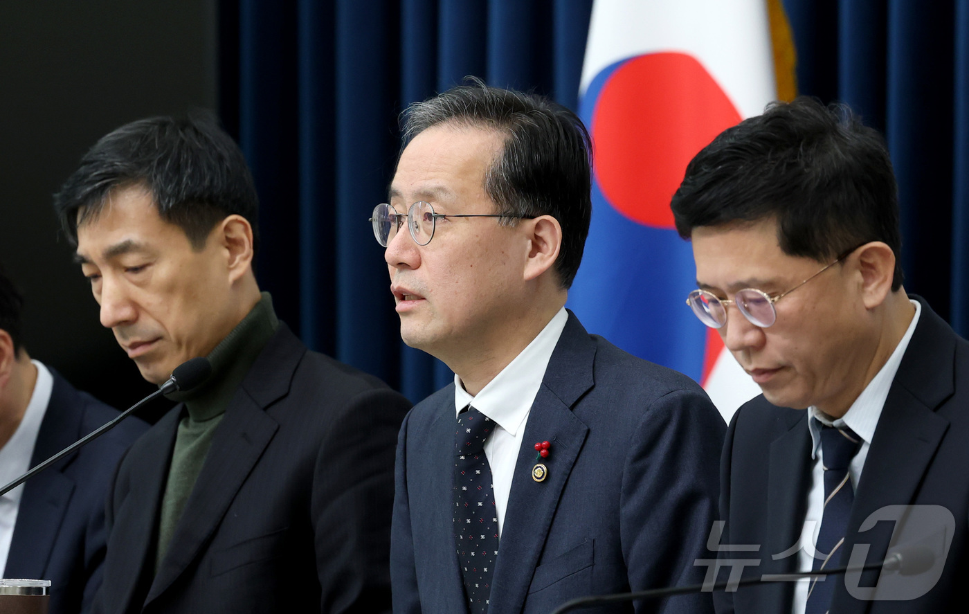 (세종=뉴스1) 김기남 기자 = 이형일 재정경제부 1차관(가운데)이 지난 5일 세종시 정부세종청사 중앙동에서 관련부처와 함께  2026년 경제성장전략 내용을 발표하고 있다. 202 …