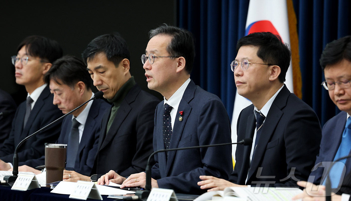 (세종=뉴스1) 김기남 기자 = 이형일 재정경제부 1차관(오른쪽 두번째)이 지난 5일 세종시 정부세종청사 중앙동에서 관련부처와 함께  2026년 경제성장전략 내용을 발표하고 있다. …