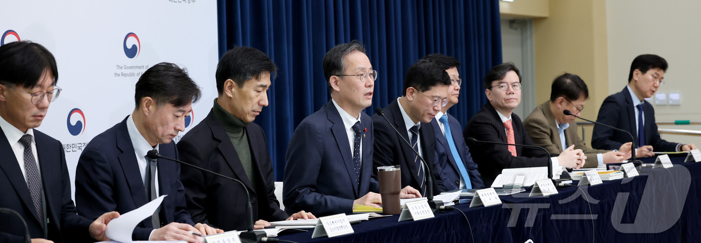 (세종=뉴스1) 김기남 기자 = 이형일 재정경제부 1차관(왼쪽 네번째)이 지난 5일 세종시 정부세종청사 중앙동에서 관련부처와 함께  2026년 경제성장전략 내용을 발표하고 있다. …