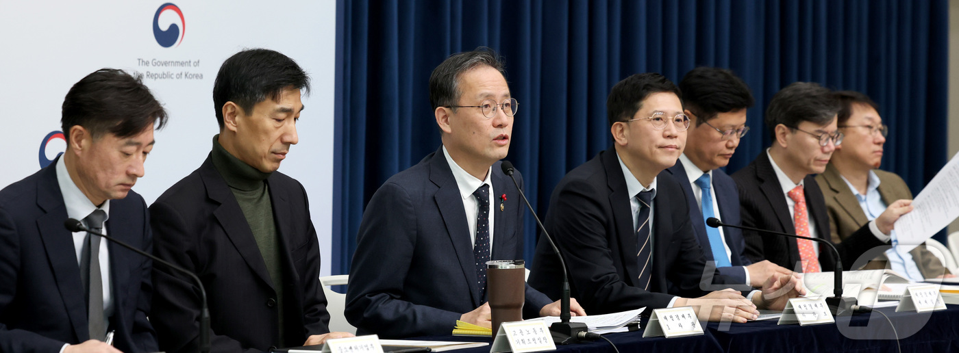 (세종=뉴스1) 김기남 기자 = 이형일 재정경제부 1차관(왼쪽 두번째)이 지난 5일 세종시 정부세종청사 중앙동에서 관련부처와 함께  2026년 경제성장전략 내용을 발표하고 있다. …