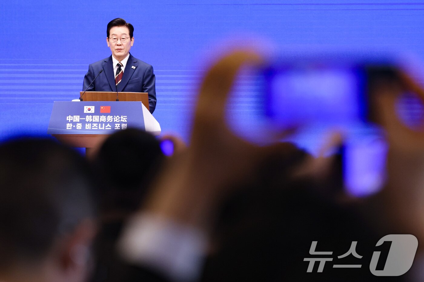 본문 이미지 - 중국을 국빈방문 중인 이재명 대통령이 5일 베이징 조어대에서 열린 비즈니스 포럼에서 발언을 하고 있다. 2026.1.5/뉴스1 ⓒ News1 허경 기자