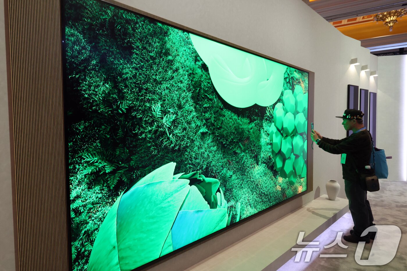 본문 이미지 - 4일(현지시간) 미국 라스베이거스 윈 호텔에서 열린 CES 2026 '더 퍼스트룩' 프레스 컨퍼런스 행사난 후 관람객들이 '130형 마이크로 RGB TV'를 살펴보고 있다. 2026.1.5/뉴스1 ⓒ News1 황기선 기자