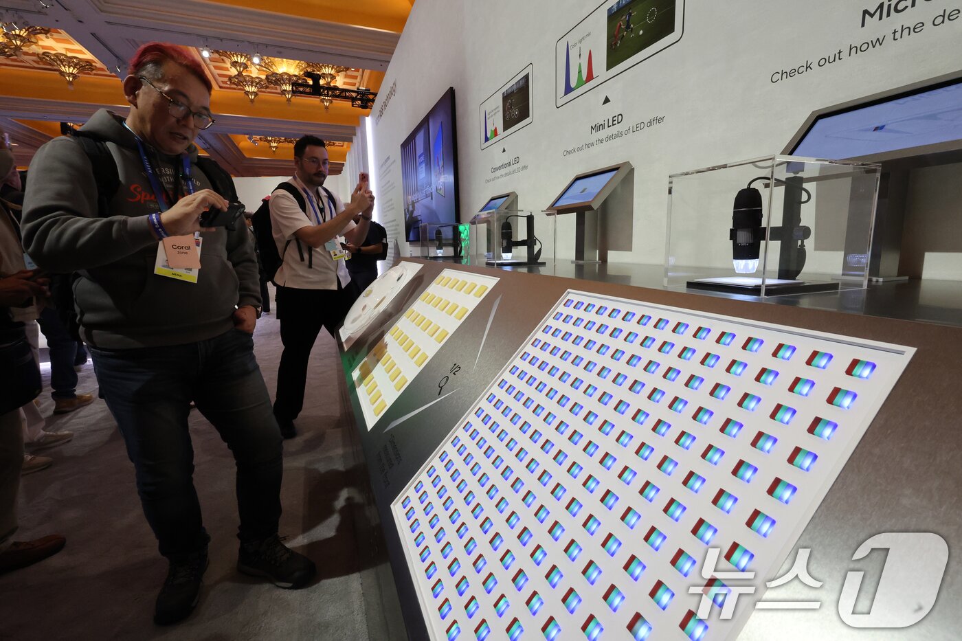 본문 이미지 - 4일(현지시간) 미국 라스베이거스 윈 호텔에서 열린 CES 2026 '더 퍼스트룩' 프레스 컨퍼런스 행사난 후 관람객들이 '130형 마이크로 RGB TV' 구성 원리를 살펴보고 있다. 2026.1.5/뉴스1 ⓒ News1 황기선 기자