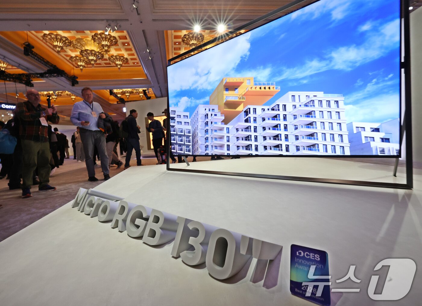 본문 이미지 - 4일(현지시간) 미국 라스베이거스 윈 호텔에서 열린 CES 2026 '더 퍼스트룩' 프레스 컨퍼런스 행사난 후 관람객들이 '130형 마이크로 RGB TV'를 살펴보고 있다. 2026.1.5/뉴스1 ⓒ News1 황기선 기자