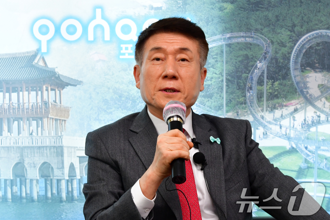 (포항=뉴스1) 최창호 기자 = 이강덕 경북 포항시장이 5일 시청 브리핑룸에서 출입기자들과 차담회를 나누고 있다.이 시장은 "이날 오전에 남구 효자아트홀에서 있었던 포항상공회의소 …