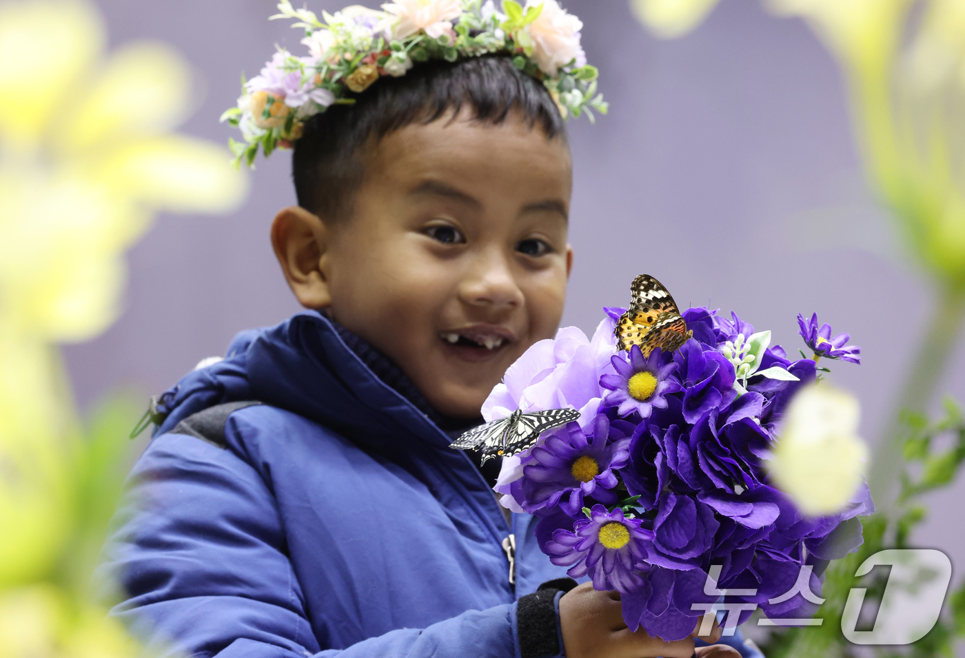 (용인=뉴스1) 김영운 기자 = 절기상 소한(小寒)인 5일 경기 용인시 처인구 에버랜드 '나비의 꿈꾸는 정원'을 방문한 아이들이 나비를 보고 있다. 2026.1.5/뉴스1