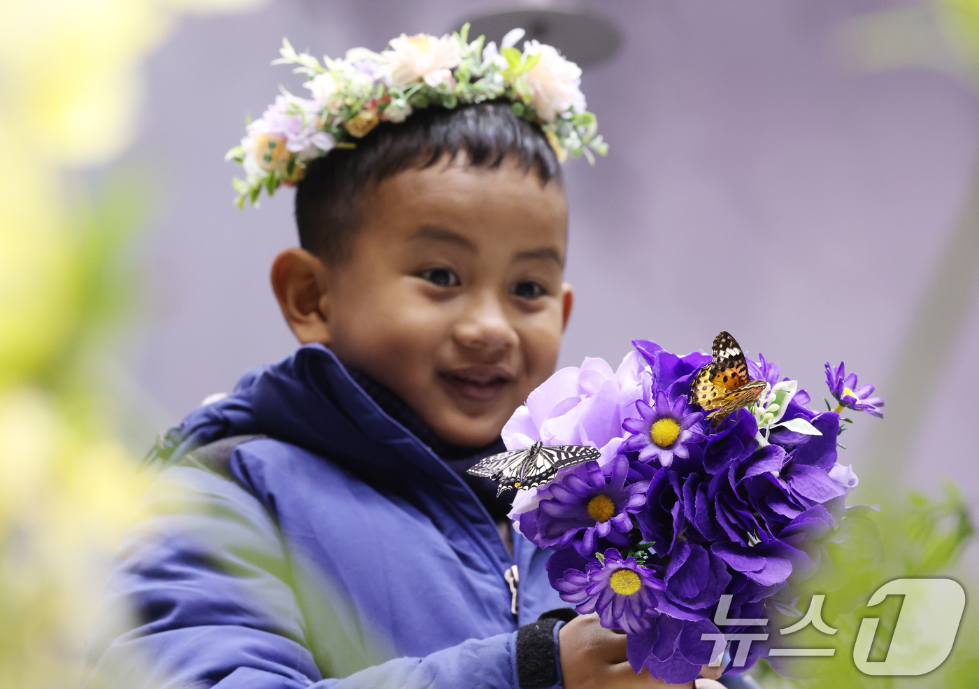 (용인=뉴스1) 김영운 기자 = 절기상 소한(小寒)인 5일 경기 용인시 처인구 에버랜드 '나비의 꿈꾸는 정원'을 방문한 아이들이 나비를 보고 있다. 2026.1.5/뉴스1