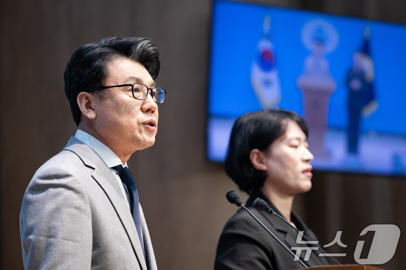 (서울=뉴스1) 유승관 기자 = 진성준 더불어민주당 원내대표 후보가 5일 서울 여의도 국회 소통관에서 정책·공약 기자회견을 하고 있다. 2026.1.5/뉴스1